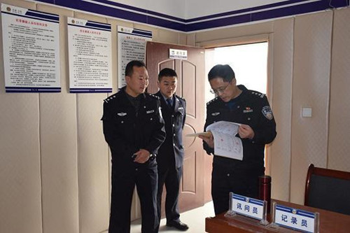 武威市古浪县公安局局长赵长龙前往古浪县永丰滩派出所调研督导